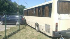 На Дружбы Народов автобус наехал на 4 припаркованных автомобиля (фото)