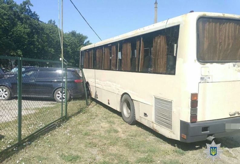 На Дружбы Народов автобус наехал на 4 припаркованных автомобиля (фото)