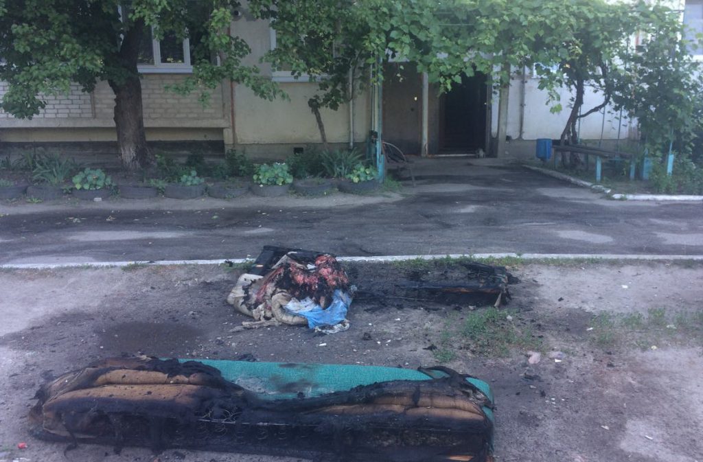 Под Харьковом мужчина чуть не сгорел из-за курения в квартире (фото)