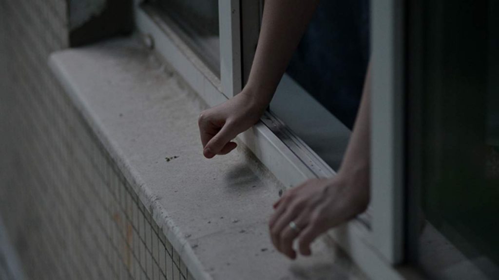 В Харькове патрульные уговорили женщину не прыгать с окна