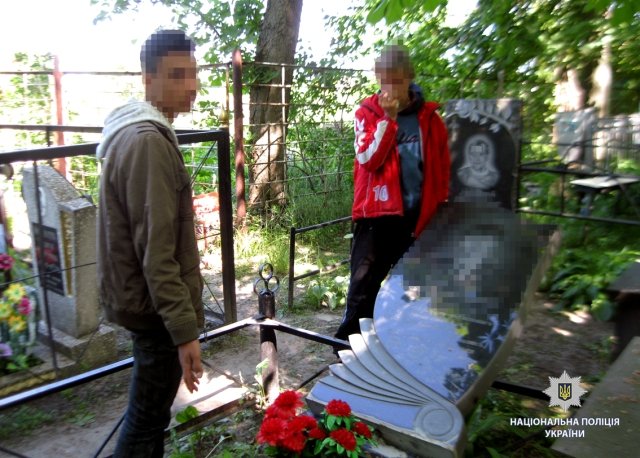 Открыто уголовное производство по надругательству над могилами в Харькове