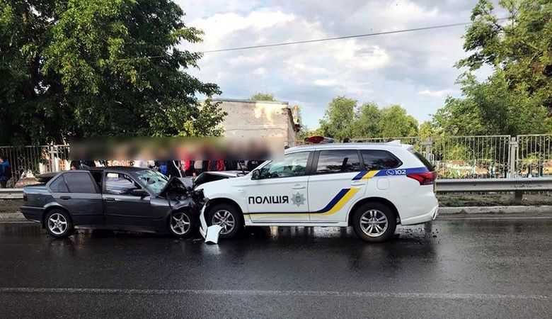 На Харьковщине в лобовом столкновении с патрульным авто погиб водитель иномарки (фото)