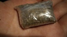 Патрульные Харькова отобрали наркотики у четырех граждан