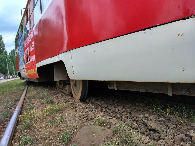 Трамвайный дрифт: отлетевшее колесо разбило частное имущество харьковчан (ФОТО)