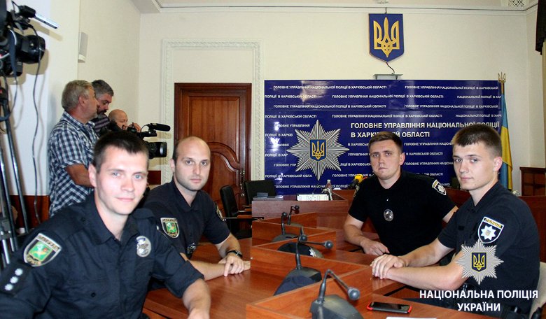 Четверо полицейских награждены за поимку убийцы, расстрелявшего семью на Салтовке