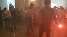 В Харькове перед сессией горсовета распылили газ (фото)