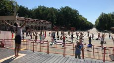 В Харькове более ста человек одновременно занялись йогой (фото)