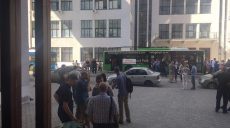 В Харькове возле Госпрома протестуют трамваи, троллейбусы и коммунальщики (фото)