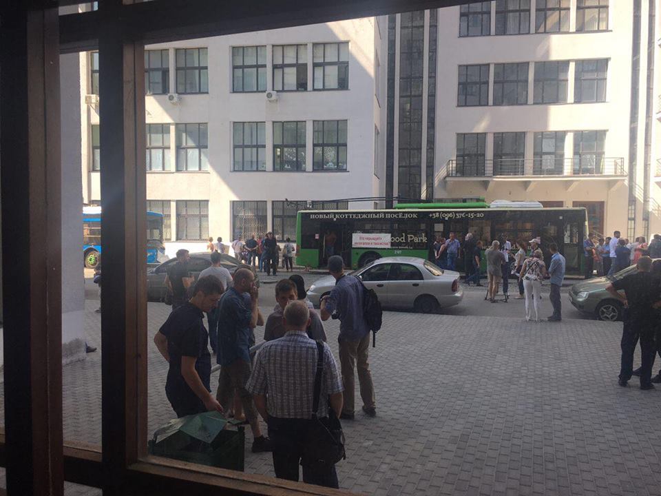 В Харькове возле Госпрома протестуют трамваи, троллейбусы и коммунальщики (фото)