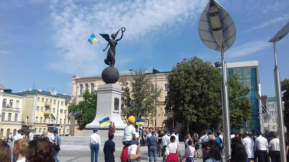 В Харькове отмечают день Конституции (фоторепортаж)