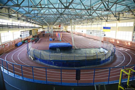 В спорткомплексе ХТЗ реконструируют легкоатлетический манеж