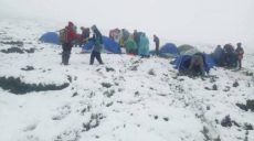 В Карпатах выпал снег: туристы нуждались в помощи спасателей (фото)