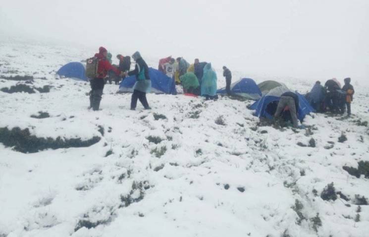 В Карпатах выпал снег: туристы нуждались в помощи спасателей (фото)