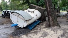 В Харькове водовоз провалился в яму в асфальте (фото)