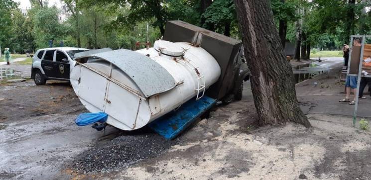 В Харькове водовоз провалился в яму в асфальте (фото)