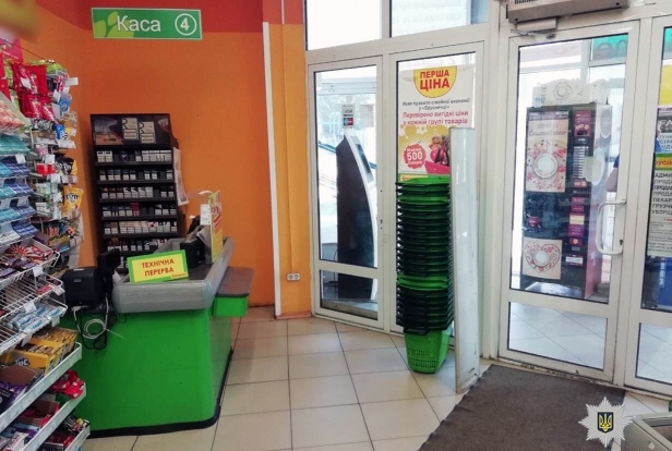 Приезжий из района пытался украсть еду в супермаркете на Новой Баварии