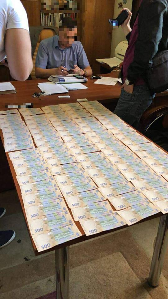 Чиновника «Укрзалізниці» задержали при получении 350 тысяч гривен взятки (фото)