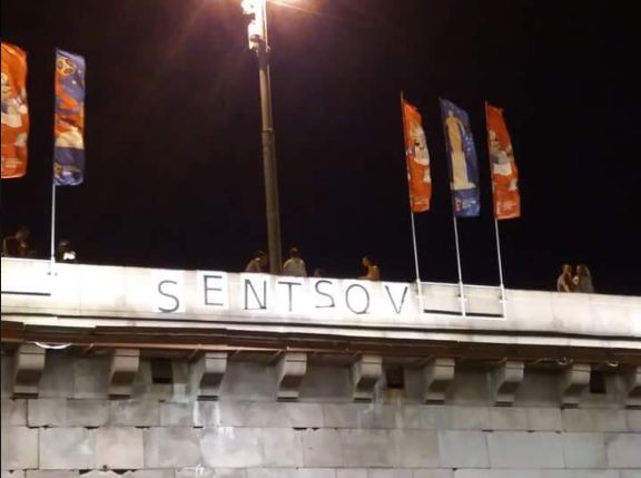 В Москве напротив Кремля повесили плакат в поддержку Сенцова (фото)