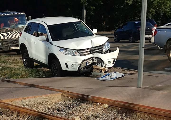 На ул. Шевченко Suzuki Vitara врезался в светофор (фото)