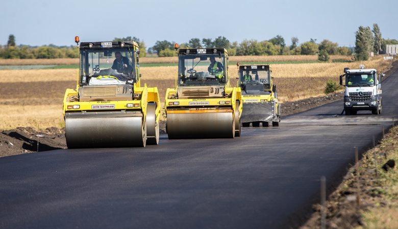 На дорогах Харьковщины продолжаются ремонты