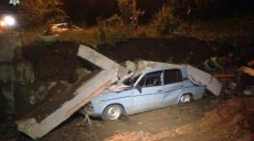 Коммунальщики ремонтируют водопроводную магистраль, плитами которой раздавило автомобиль