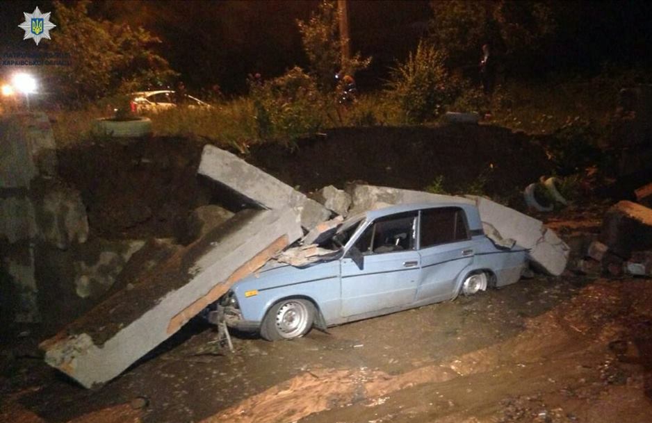 На Краснодарской припаркованный автомобиль завалило плитами (фото)