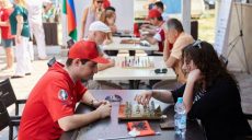 Дипломаты в Харькове играли в нарды и метали дротики в стену