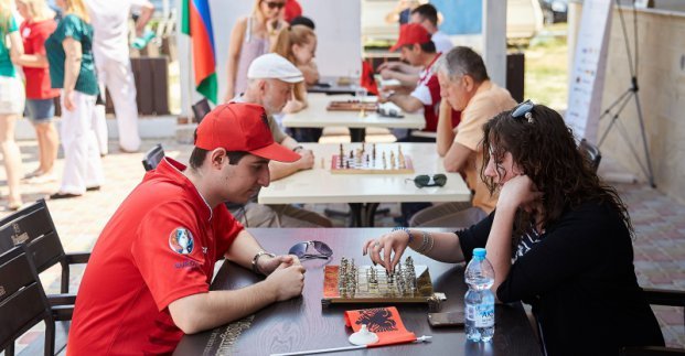 Дипломаты в Харькове играли в нарды и метали дротики в стену