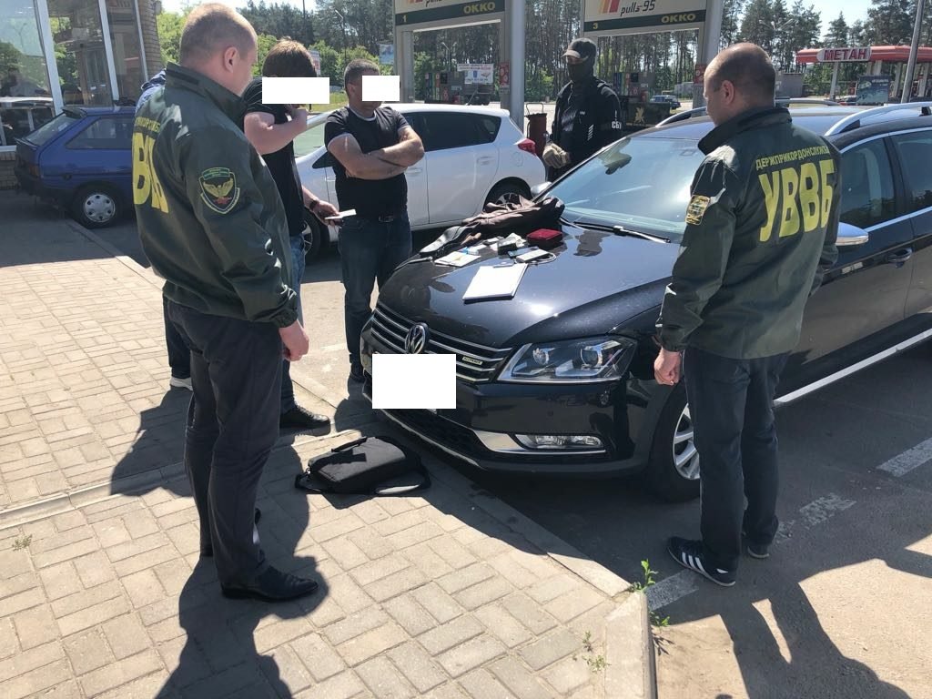 Чиновников Госпогранслужбы задержали на взятке в 17 тысяч долларов