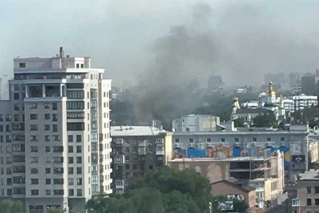 В Харькове спасатели тушат пожар на Клочковской