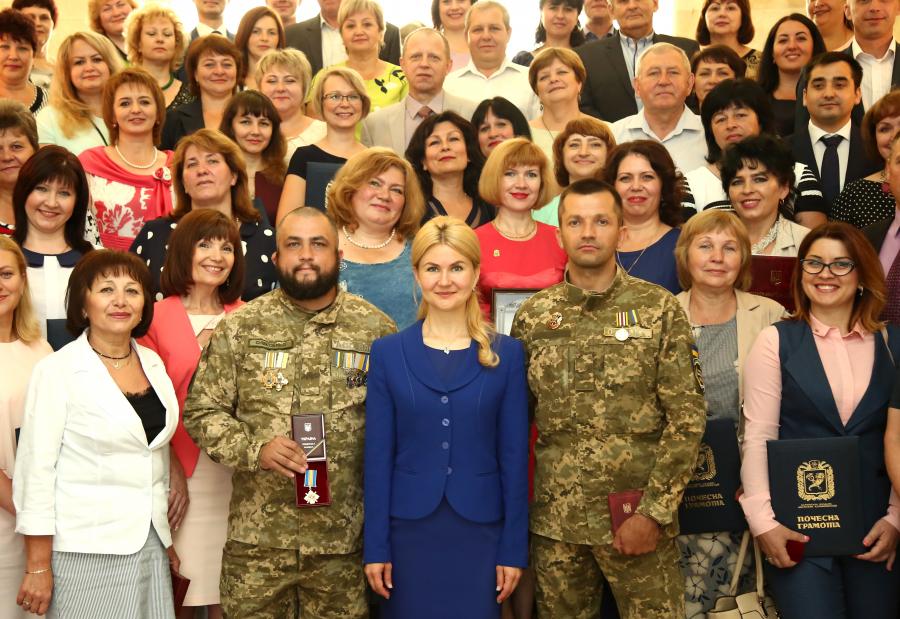 Светличная вручила государственные награды заслуженным деятелям области (фото)