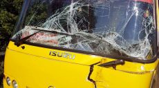 В Харькове столкнулись пассажирский автобус и грузовик