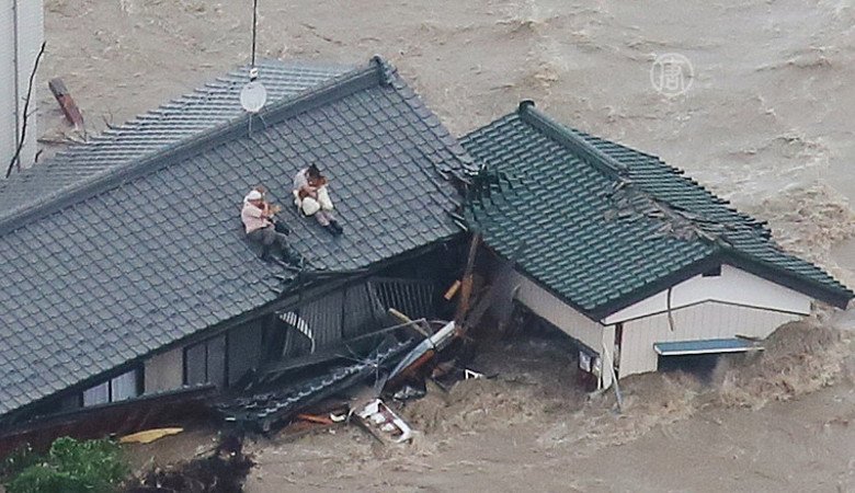 Более 100 человек погибли в Японии из-за наводнения (видео)