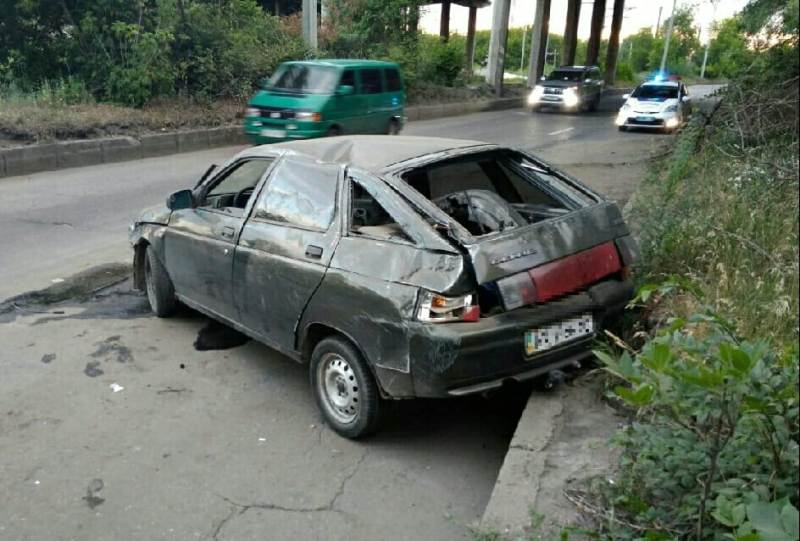 На Магистральном проезде перевернулся автомобиль (фото)