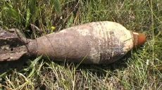 В Харькове на обочине дороги нашли мешки со снарядами