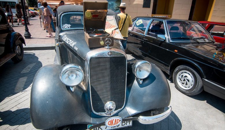 Из Харькова стартовало «Звездное ралли» на ретро-авто (видео)