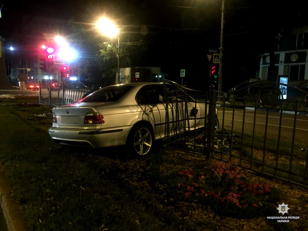 В центре Харькова BMW влетел в ограждение (фото)