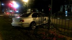 В центре Харькова BMW влетел в ограждение (фото)