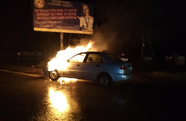 В Чугуеве во время движения загорелось такси (фото)