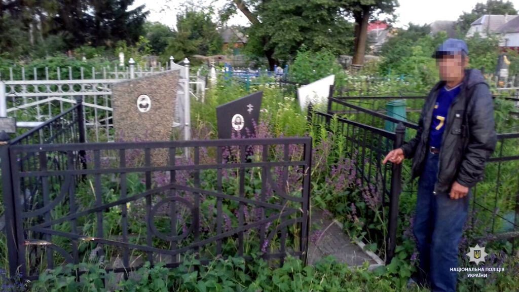 Под Харьковом мужчина воровал металл с кладбища