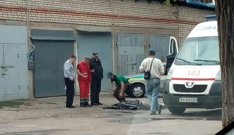 В спальном районе Харькова обнаружили тело неизвестного