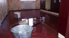 В 5-этажном доме на Салтовке прорвало ливневку и жильцов затопило