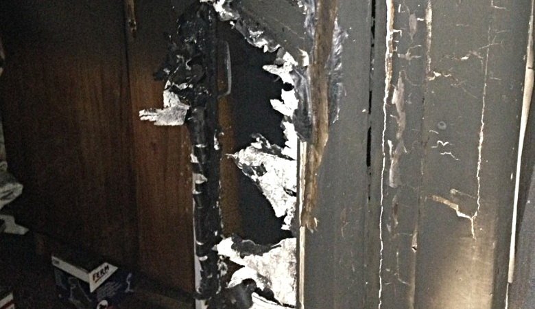 81-летний пенсионер задохнулся в своем доме от загоревшейся двери