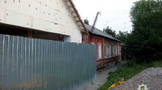 Патрульные задержали вора, когда он перелазил через забор