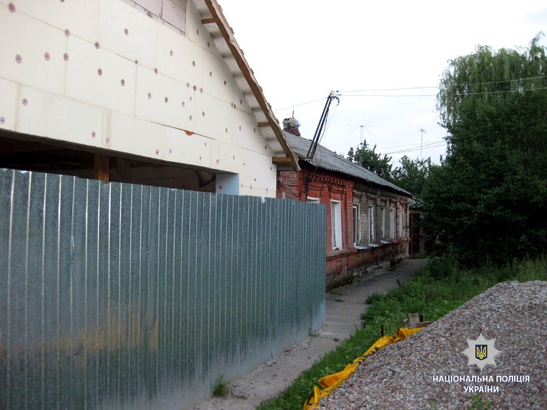Патрульные задержали вора, когда он перелазил через забор