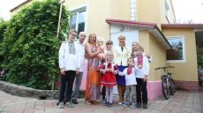 Еще одна многодетная семья на Харьковщине переехала в новый дом (видео)