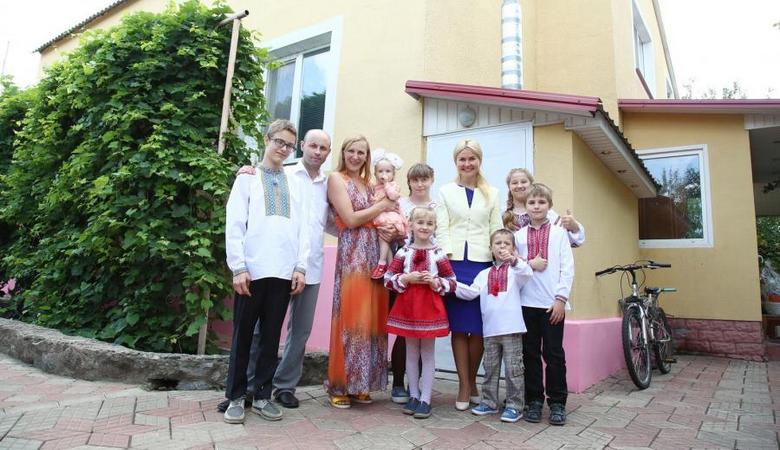 Еще одна многодетная семья на Харьковщине переехала в новый дом (видео)