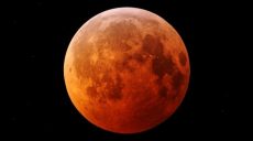 Сегодня вечером Луна окрасится в красно-коричневый цвет, пройдя через земную тень