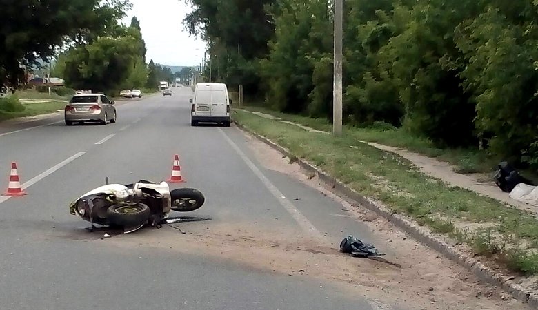 В Изюме микроавтобус насмерть сбил мужчину на скутере