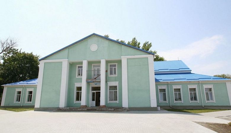 В Кегичевке продолжается капитальный ремонт районного ДК (видео)